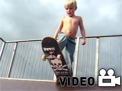 Κάνει skateboard και ας είναι μόλις 4 ετών